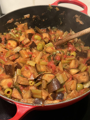 Caponata siciliana fase 6: tocco agrodolce con aceto balsamico