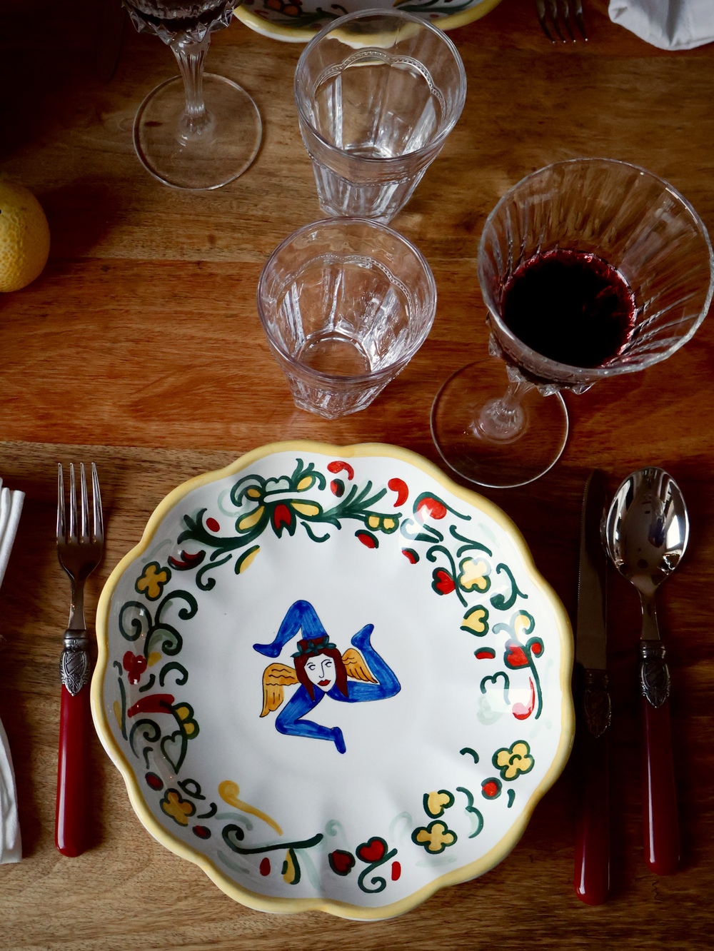 Couverts pour un dîner italien élégant à la maison