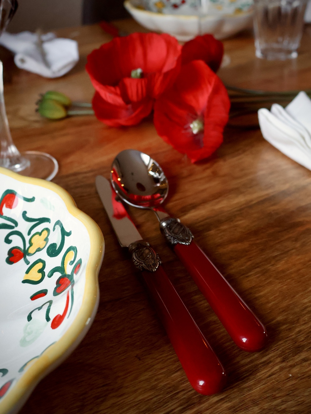 Les Couverts Kleo Bordeaux de Modalyssa : Idées pour une Table Italienne Élégante