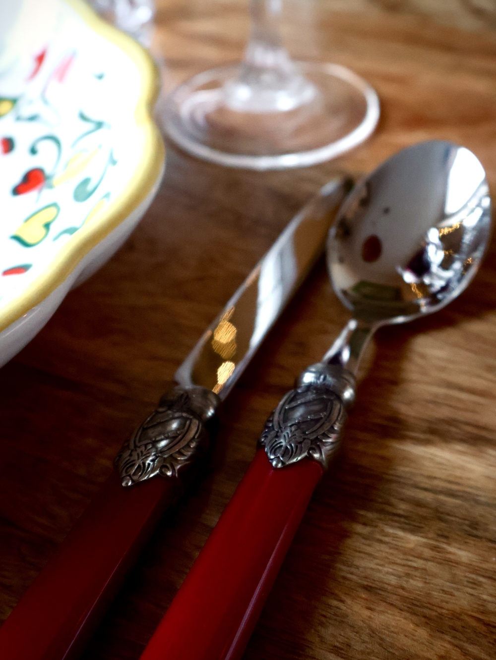 Couverts pour un dîner italien élégant à la maison