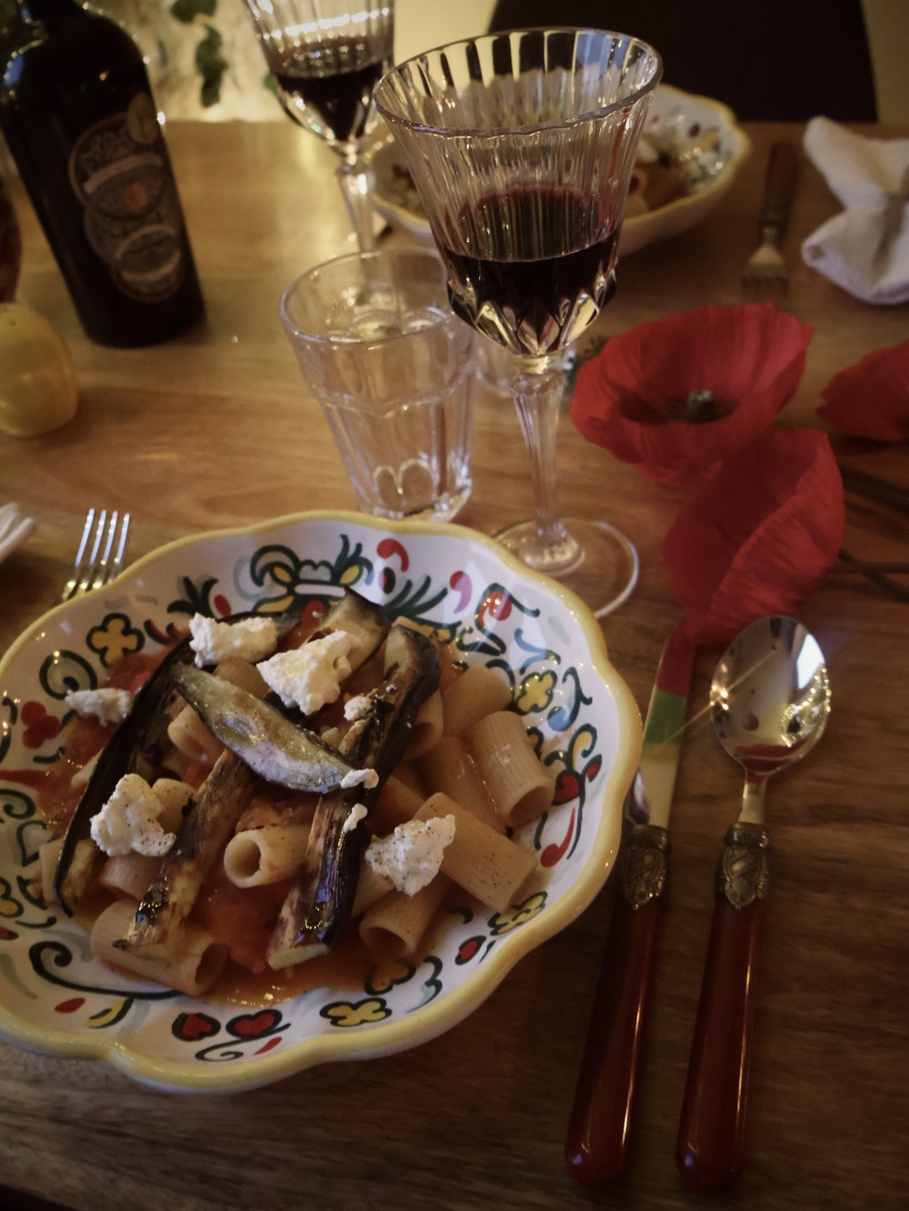 Couverts pour un dîner italien élégant à la maison