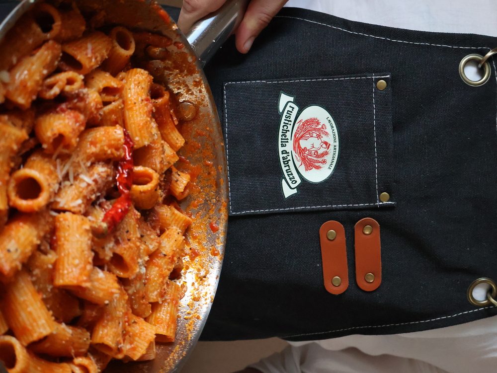 Dîner italien à la maison avec des pâtes artisanales
