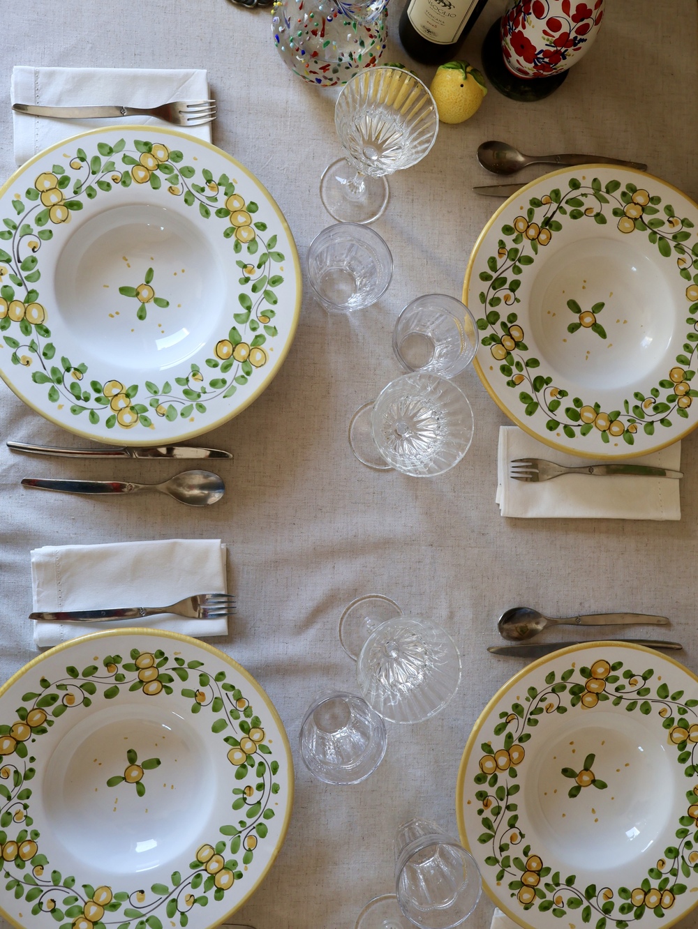 disposizione posate bicchieri tavola italiana elegante semplice