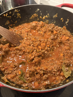 Slow-simmering ragù Bolognese sauce
