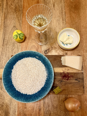 Ingrédients pour la recette italienne du risotto à la milanaise
