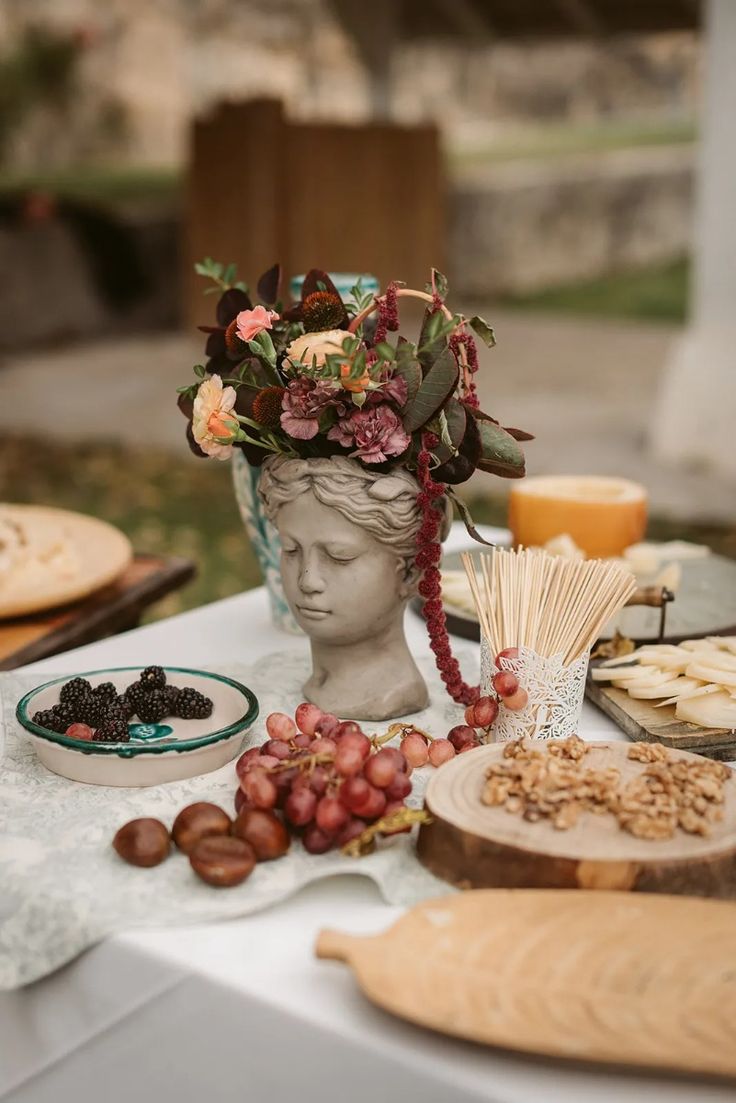 Italian tablescapes ideas - Ancient Roman ceramic