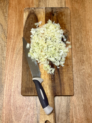 Cremiges Mailänder Risotto mit Parmesan und Safran, italienisches Rezept Schritt 2