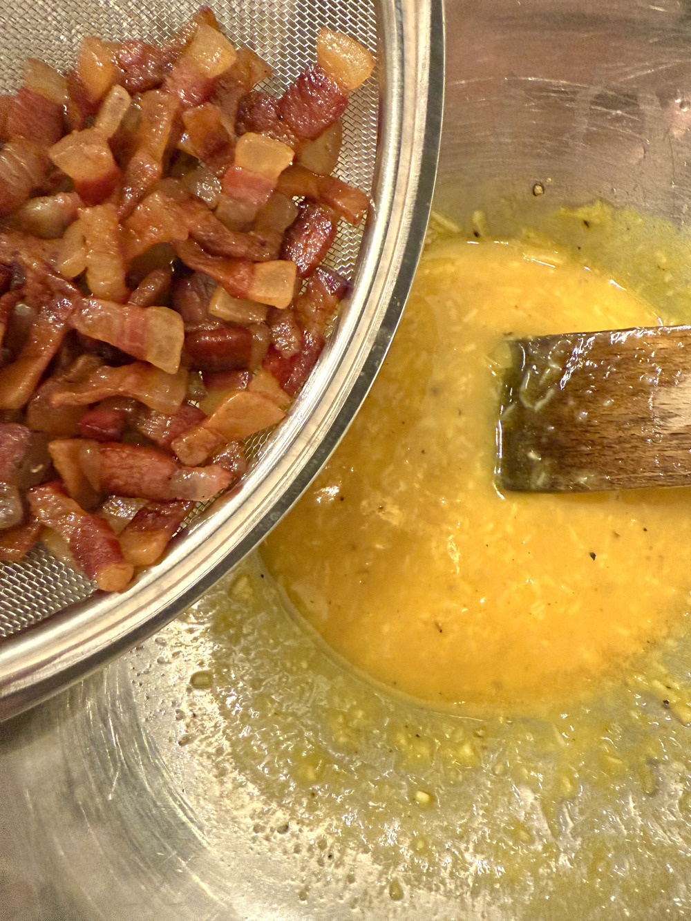 Jaunes d'oeuf et guanciale dans vraie carbonara italienne