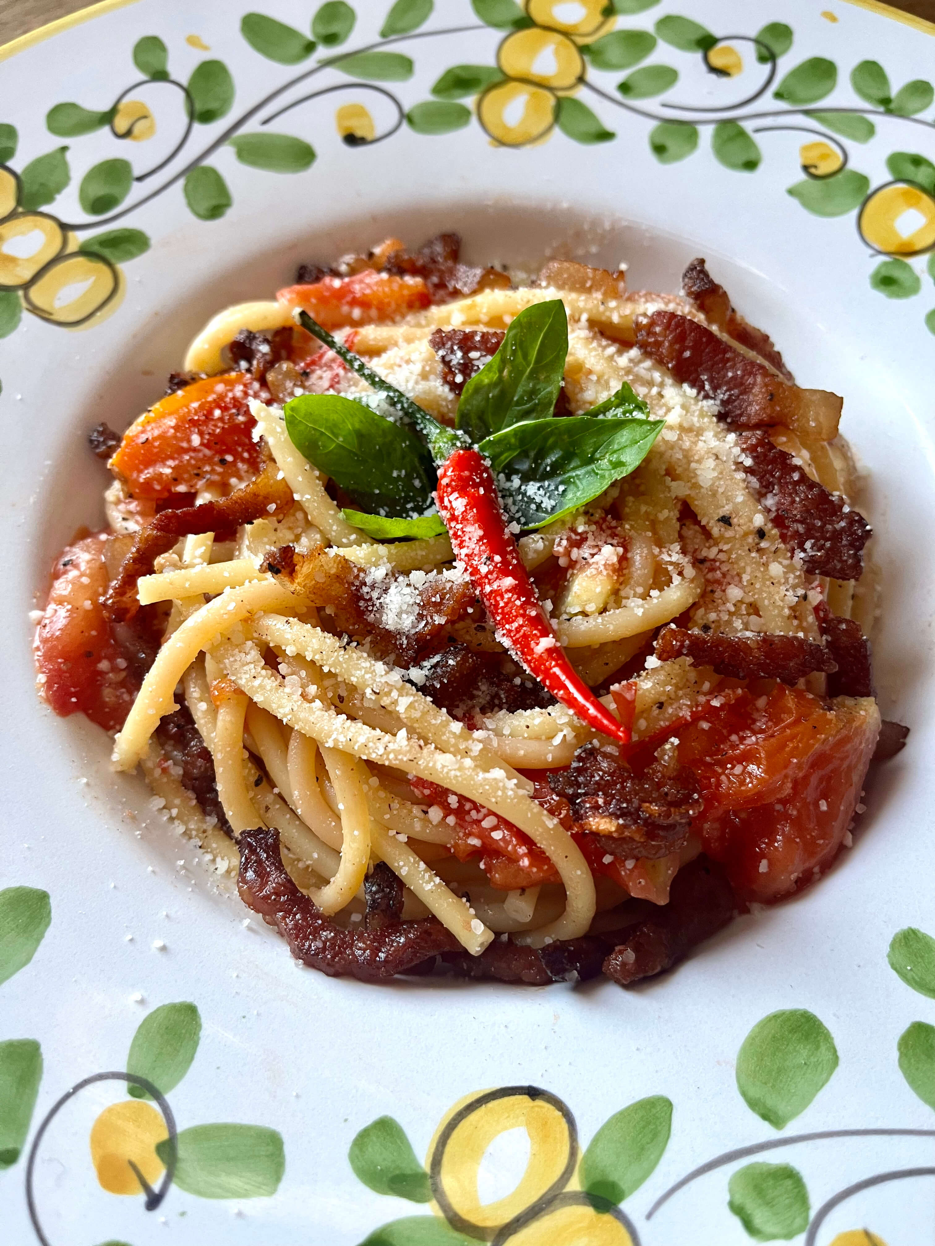 Bucatini all'amatriciana receta cocina italiana pasta