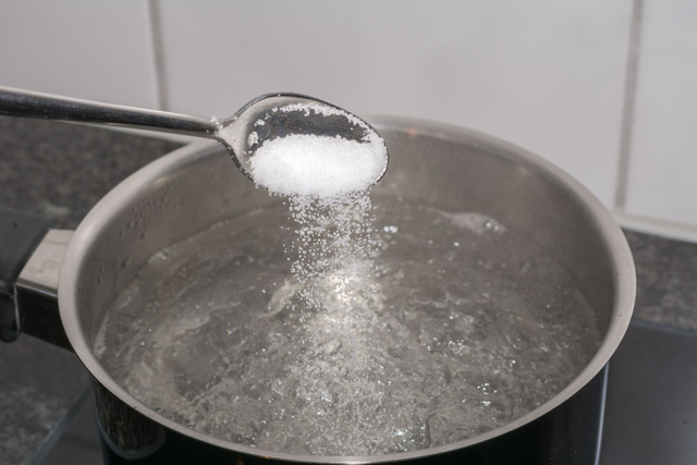 Carbonara salt mistake: oversalting pasta water