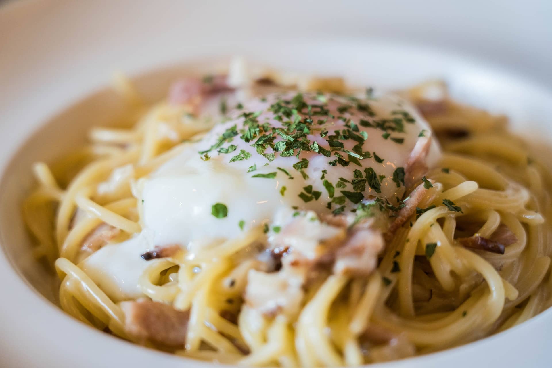 Pâtes carbonara traditionnelle sans crème : les erreurs à éviter