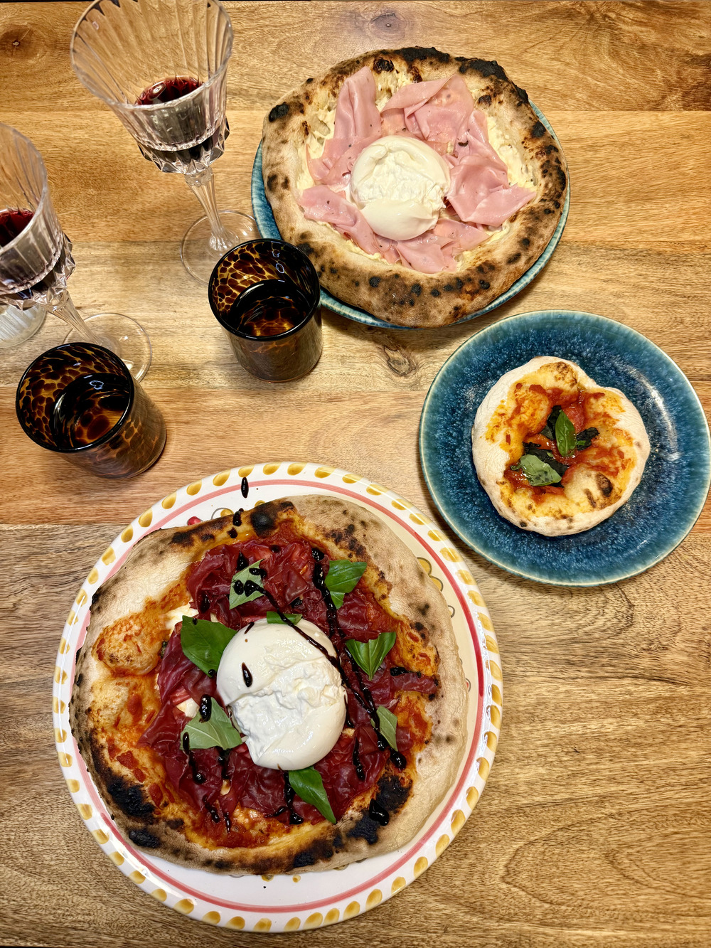 Pizzas napolitaines avec rebord (cornicione)