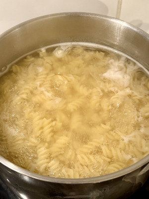 Receta cocina italiana - Pasta con champiñones y salchicha paso 6