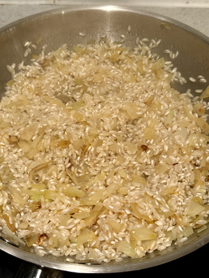 Risotto a la milanesa cremoso con parmesano y azafrán, receta italiana paso 4