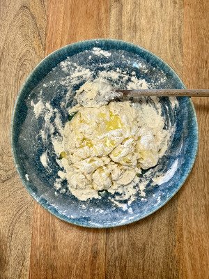 Receta italiana tradicional de la pizza napolitana margherita paso 3