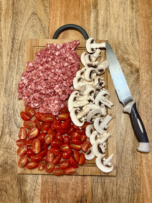 Recette cuisine italienne facile - Pâtes aux champignons et saucisse étape 1