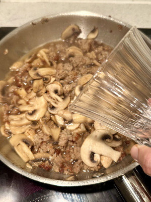 Recette de cuisine italienne facile - Pâtes aux champignons et saucisse étape 4
