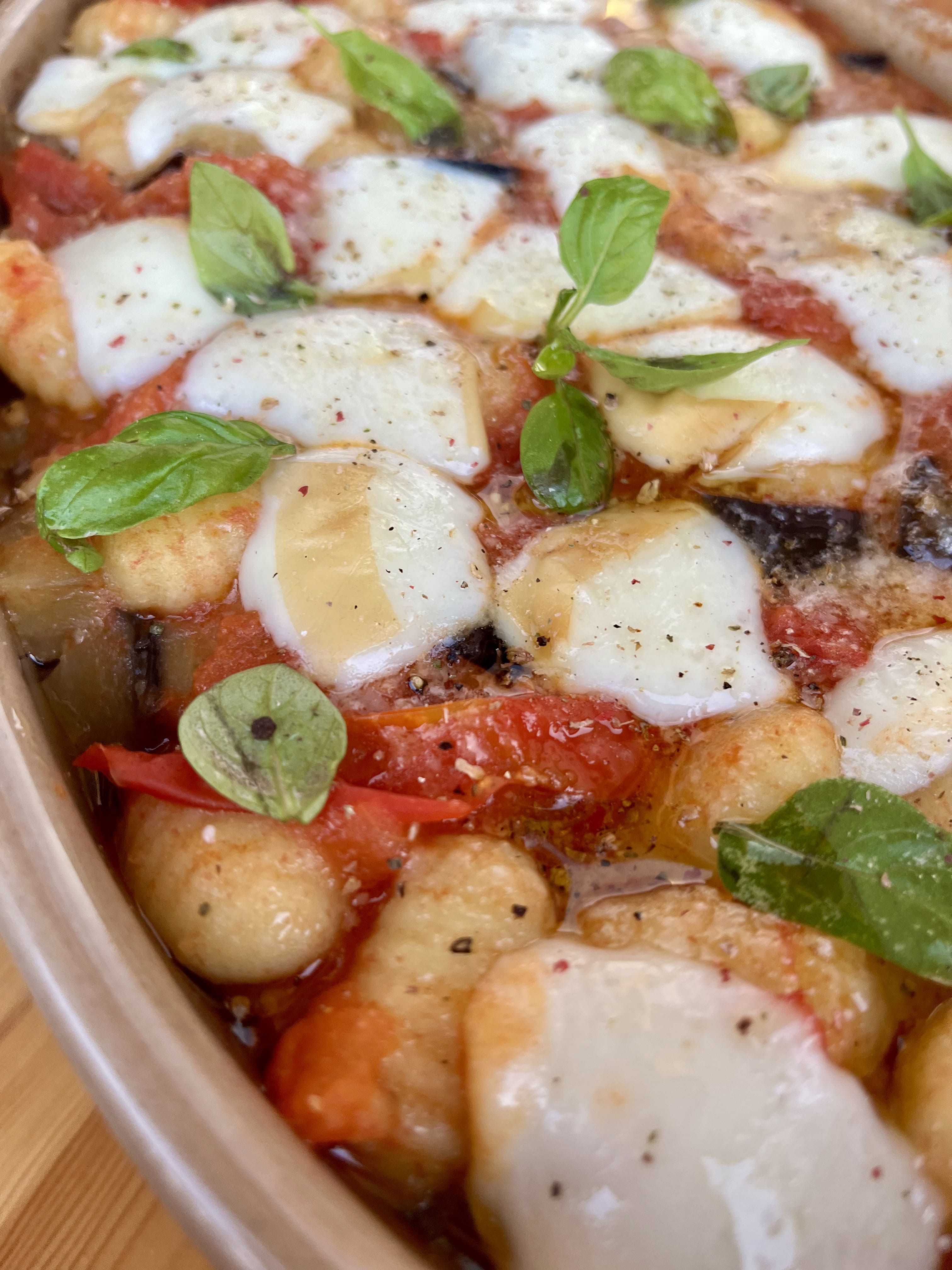 Gnocchis gratinés à la parmigiana avec sauce tomate et fromage fondu