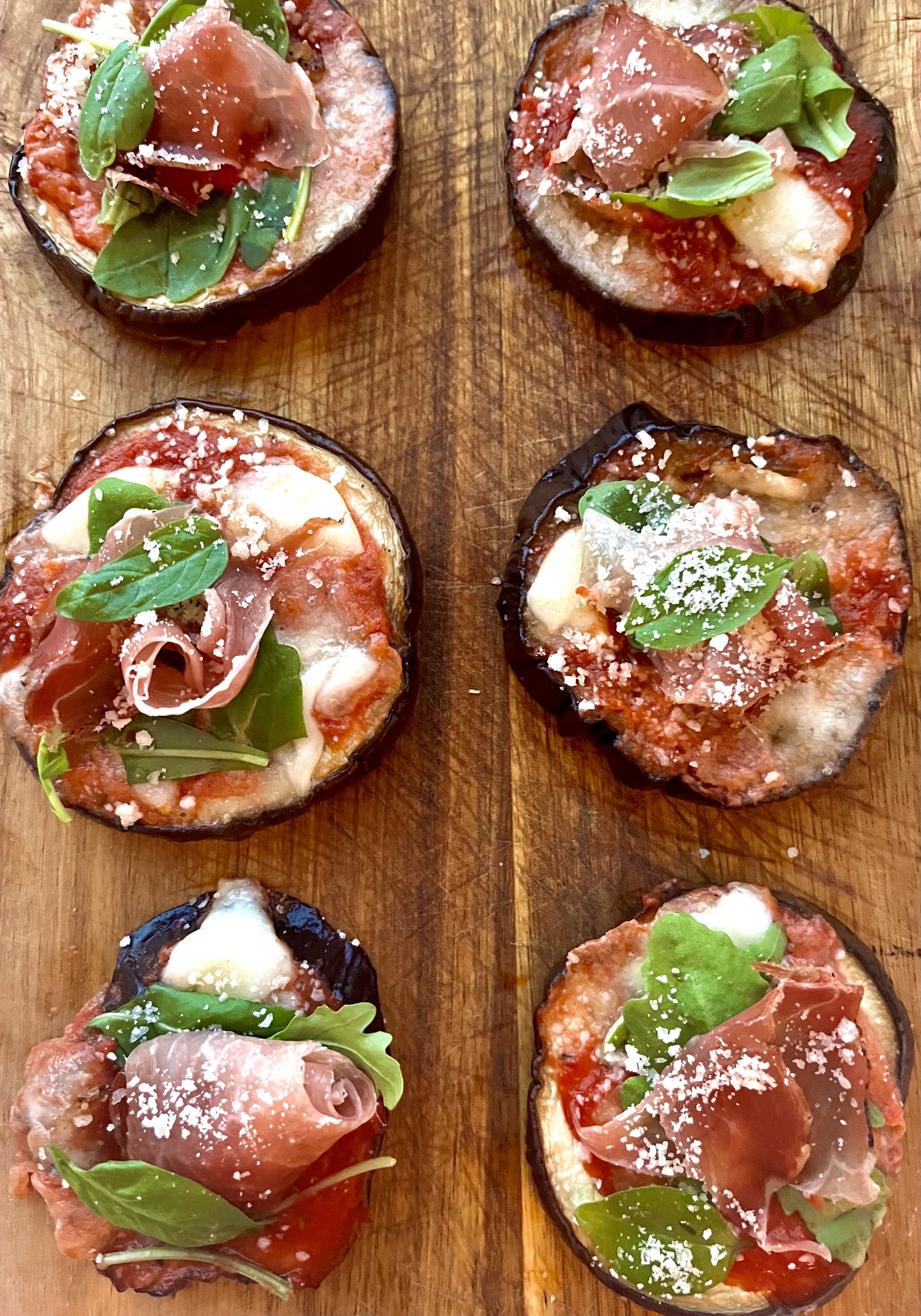 Mini pizzas sur base d'aubergine gratinée