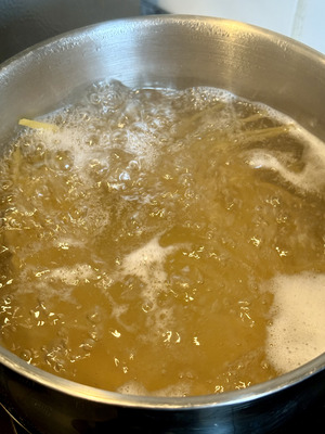 Recette italienne facile et traditionnelle des pâtes aglio, olio, peperoncino : étape 1