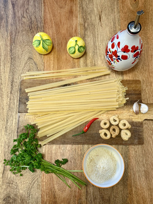 Ingrédients pour la recette traditionnelle facile italienne des pâtes aglio, olio, peperoncino