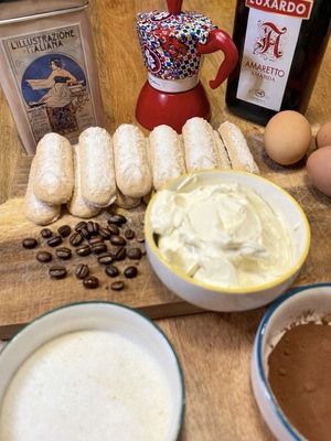 Ingrédients pour la recette italienne traditionnelle du tiramisù à l'Amaretto