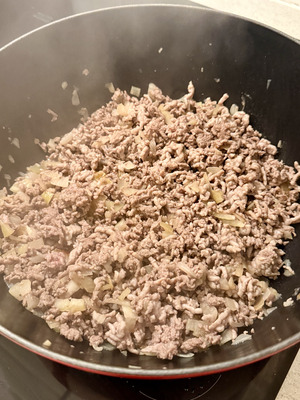 Recette traditionnelle italienne des cannelloni étape 1 : cuisson de la farce à la viande