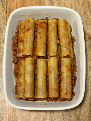 Recette traditionnelle italienne des cannelloni étape 3 : farcir les tubes de pâtes avec la farce