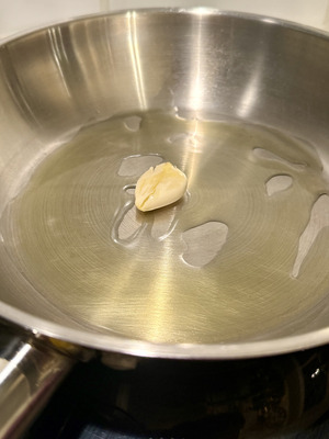 Recette italienne traditionnelle de l'escalope à la milanaise étape 1 : cuisson des tomates cerises à la poêle