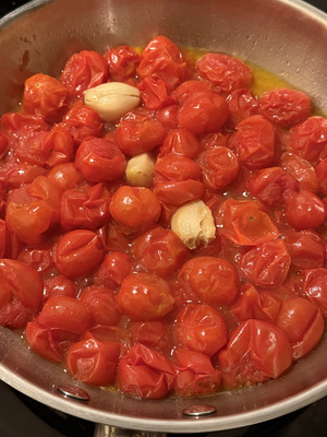 Sauce tomate maison italienne étape 3 : mijotage lent des tomates