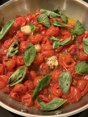 Sauce tomate maison italienne étape 4 : assaisonnement au basilic et balsamique