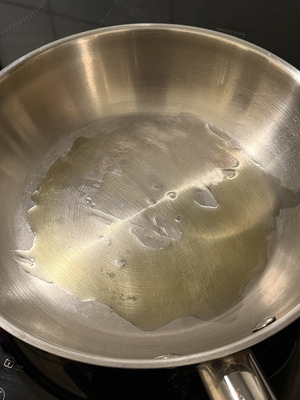 Sugo di pomodoro fatto in casa italiano passo 1: preparazione dei pomodorini e dell’aglio