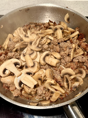 Ricetta facile e veloce - Pasta con Funghi e Salsiccia Passo 3