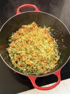 Soffritto di carote, cipolla e sedano in olio extravergine di oliva