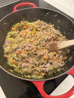 Carne di manzo e maiale rosolata per il ragù alla bolognese