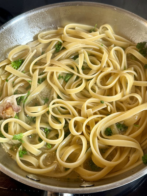 Ricetta italiana tradizionale e facile della pasta aglio, olio, peperoncino: fase 3