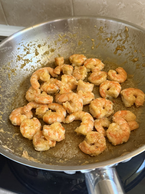 Ricetta italiana facile e veloce delle linguine ai gamberetti fase 2