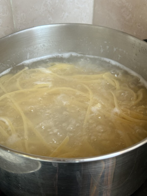 Ricetta italiana facile e veloce delle linguine ai gamberetti fase 3