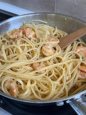 Ricetta italiana facile e veloce delle linguine ai gamberetti fase 4