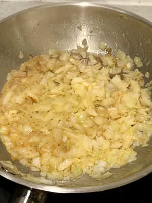 Risotto alla milanese cremoso con parmigiano e zafferano, ricetta italiana passo 3