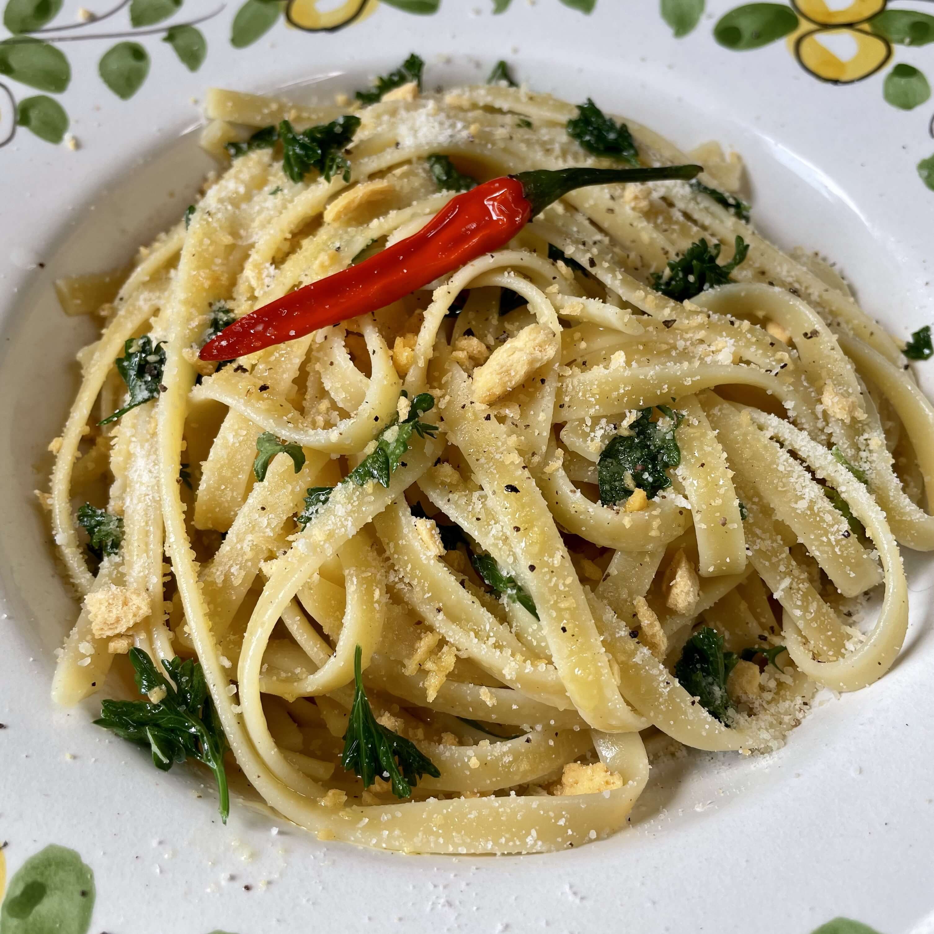 Pasta - Ricetta facile e deliziosa delle fettucce aglio, olio e peperoncino