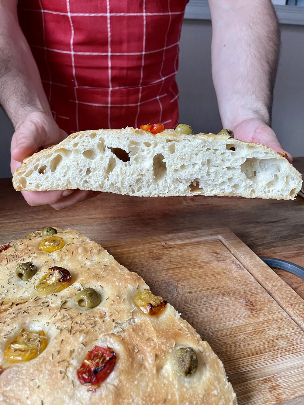 Focaccia Italiana Tradizionale – Ricetta Facile, Soffice e Profumata