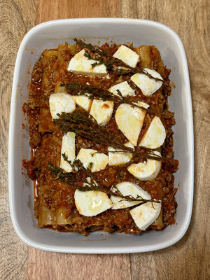 Ricetta tradizionale italiana dei cannelloni fase 4: versare la salsa di pomodoro e cospargere di mozzarella