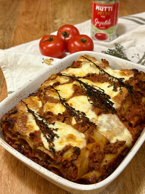 Ricetta tradizionale italiana dei cannelloni fase 6: servizio dei cannelloni gratinati