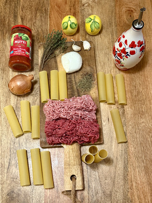 Ingredienti per la ricetta tradizionale italiana dei cannelloni alla carne, salsa di pomodoro e mozzarella