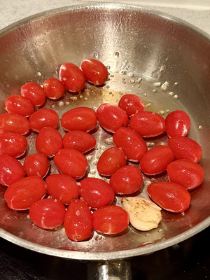Ricetta tradizionale italiana della cotoletta alla milanese fase 2: pomodorini morbidi in padella