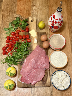 Ingredienti per la ricetta tradizionale della cotoletta alla milanese con ricotta al limone e pomodorini
