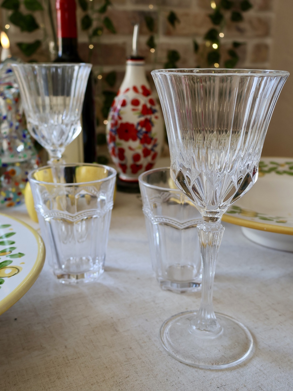 table italienne élégante nappe lin assiettes simples décoration naturelle