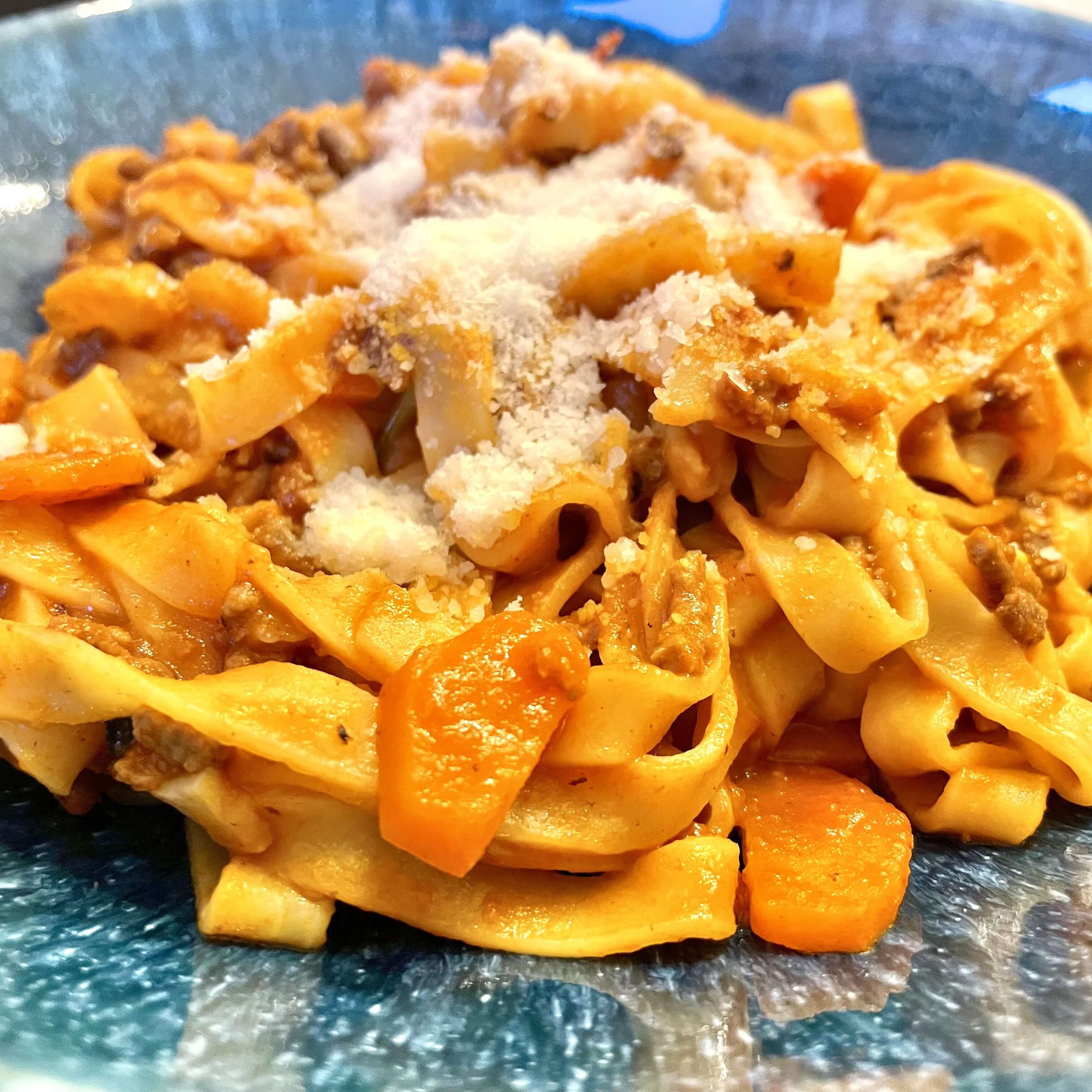 Pasta tagliatelle al ragù, la auténtica receta italiana de espaguetis a la boloñesa de Casa Bandera