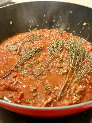 Traditional Italian meat cannelloni recipe – step 2: preparing the tomato sauce